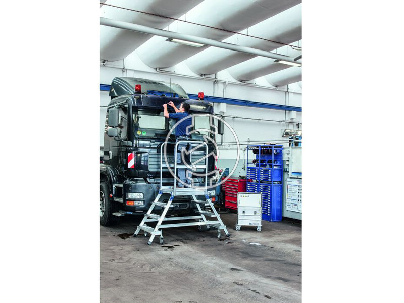 41984 ket_oldalon_jarhato_gurulos_dobogos_lepcso_konnyufem_lepcsofokokkal_es_dobogoval_1