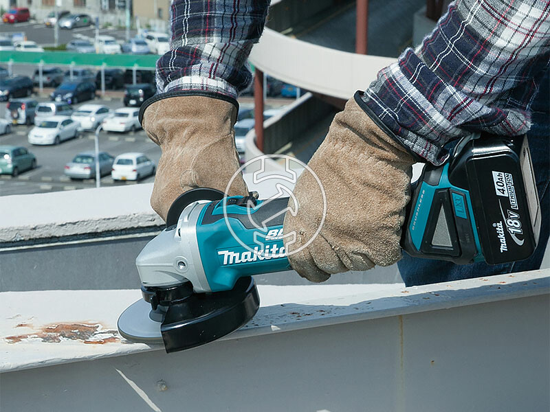 Makita DGA504RTJ akkus sarokcsiszoló 18 V | 125 mm | 8500 RPM | Szénkefementes | 2 x 5 Ah akku + töltő | MakPac-ban