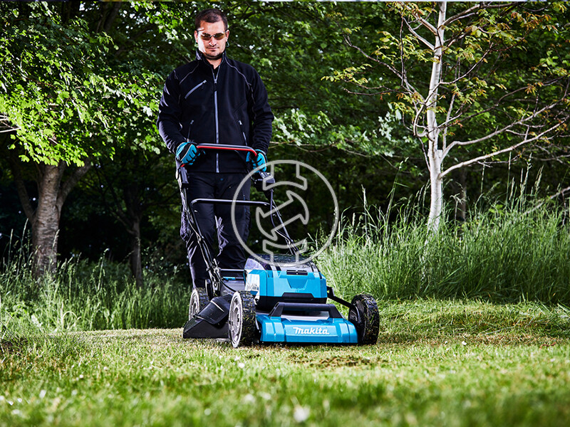 Makita DLM532PT4 akkus önjáró fűnyíró