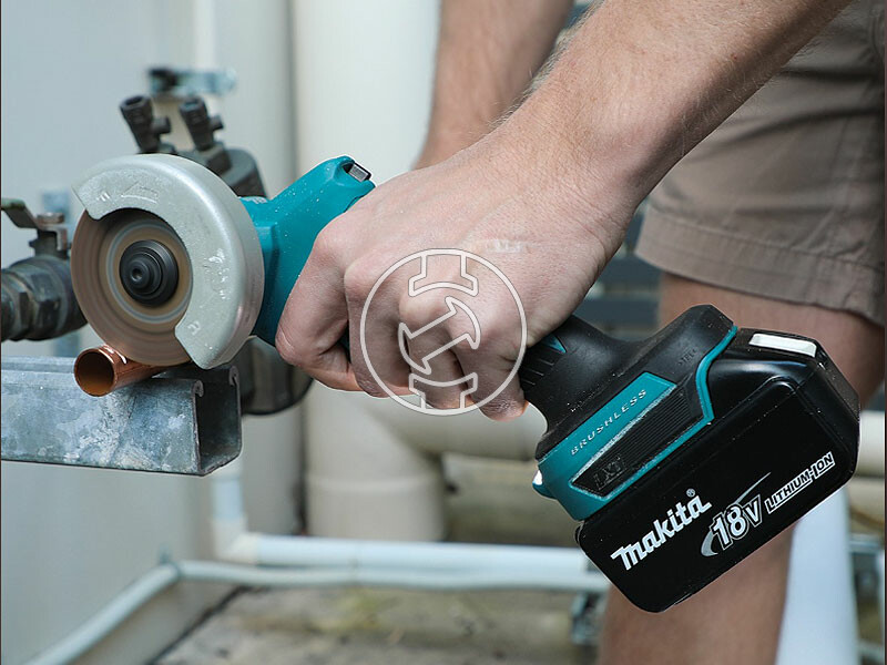 Makita DMC300RTJ 18V LXT BL AFT 76 mm akkus sarokcsiszoló 2 x 5,0 Ah