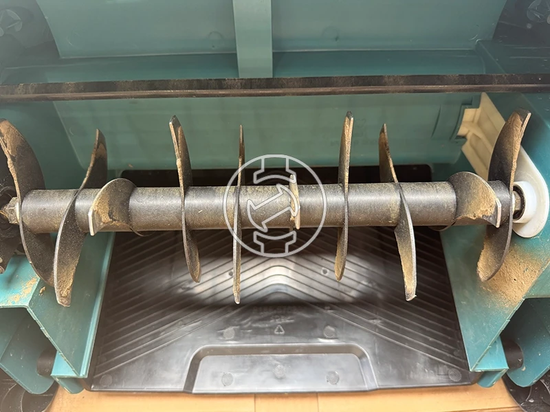 Makita UV3200 elektromos gyepszellőztető (értékcsökkent)