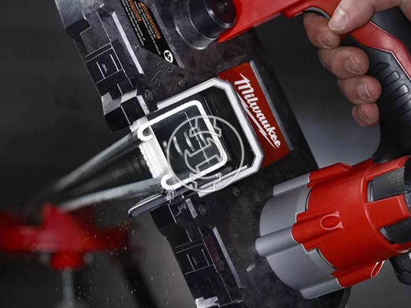 Milwaukee M12 BS-0 akkus kézi szalagfűrész 12 V | Fűrészszalag 686 mm x 13 mm x 0,5 mm | Szénkefés | Akku és töltő nélkül | Kartondobozban