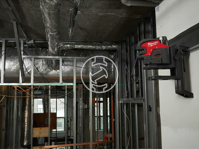 Milwaukee M12 CLL4P-0C vonallézer kofferben (akku és töltő nélkül)