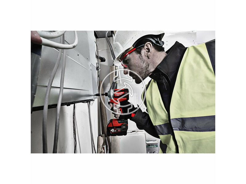 milwaukee_m18_cblid_402c_akkus_kompakt_szenkefe_nelkuli_utvecsavarozo_14_hatszog_meghajtassal_2_x_40_ah_li_ion_akkuval_2.jpg 4933464534