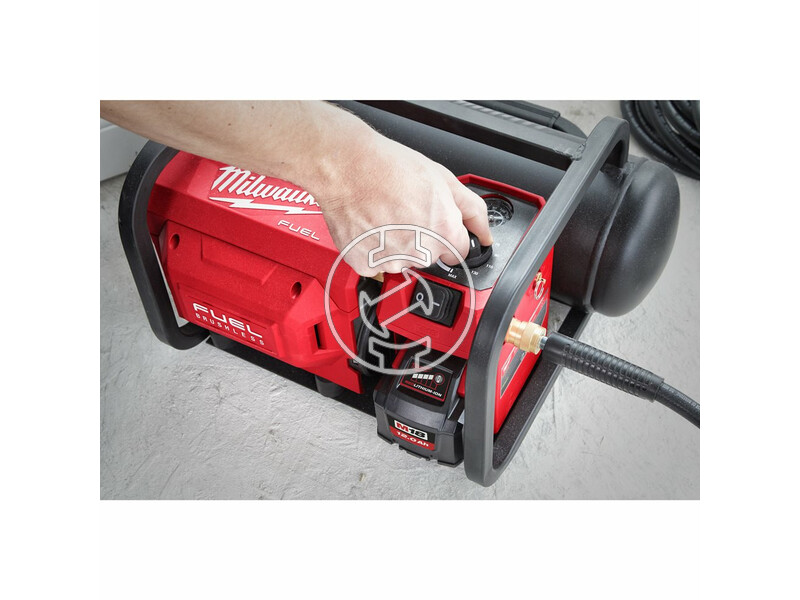 milwaukee_m18_fac_0_fuel_akkus_szenkefe_nelkuli_legkompresszor_akku_es_tolto_nelkul_13.jpg 4933472166