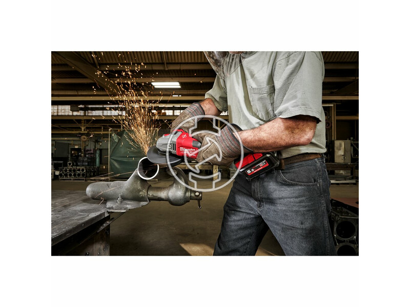 milwaukee_m18_fhsag125xb_552x_fuel_akkus_rapidstop_szenkefe_nelkuli_sarokcsiszolo_2_x_55_ah_li_ion_akkuval_3.jpg 4933471079