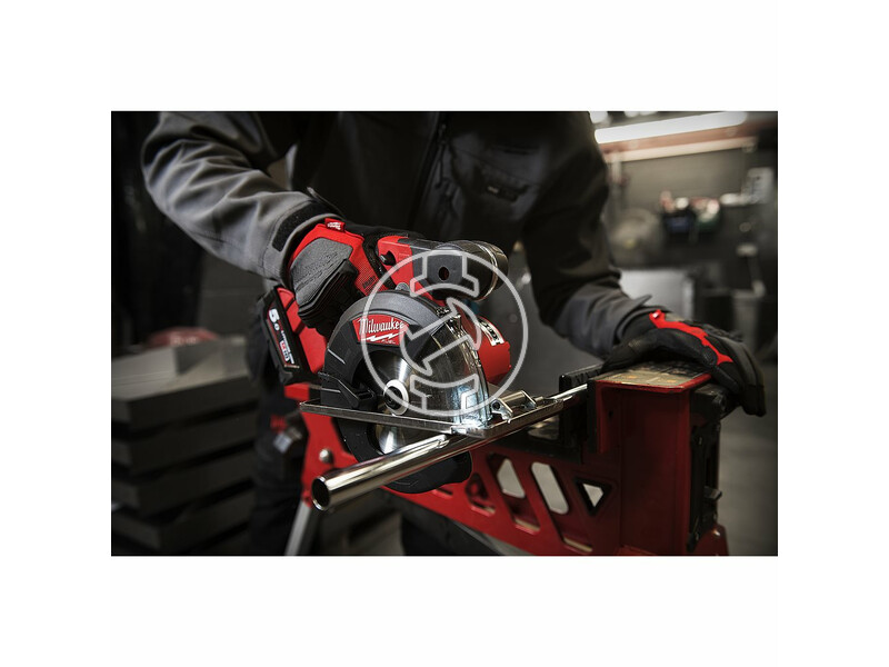 milwaukee_m18_fmcs_0x_akkus_szenkefe_nelkuli_femvago_korfuresz_akku_es_tolto_nelkul_12.jpg 4933459192