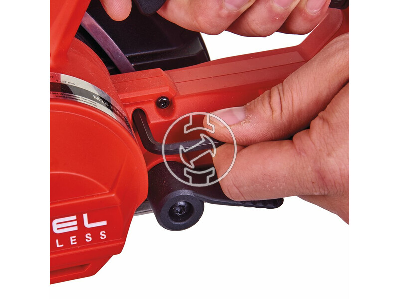 milwaukee_m18_fmcs_0x_akkus_szenkefe_nelkuli_femvago_korfuresz_akku_es_tolto_nelkul_33.jpg 4933459192