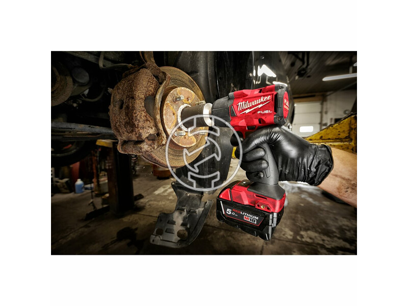 milwaukee_m18_fmtiw2f12_502x_fuel_akkus_kozepes_nyomateku_utvecsavarozo_biztositogyuruvel_12_negyszog_meghajtassal_2_x_50_ah_li_ion_akkuval_7.jpg 4933478450