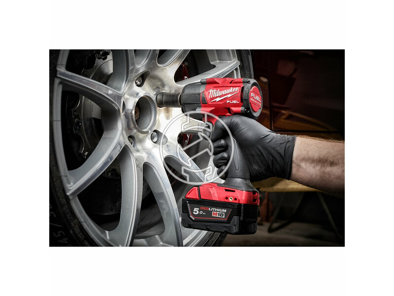 milwaukee_m18_fmtiw2f12_502x_fuel_akkus_kozepes_nyomateku_utvecsavarozo_biztositogyuruvel_12_negyszog_meghajtassal_2_x_50_ah_li_ion_akkuval_11.jpg 4933478450