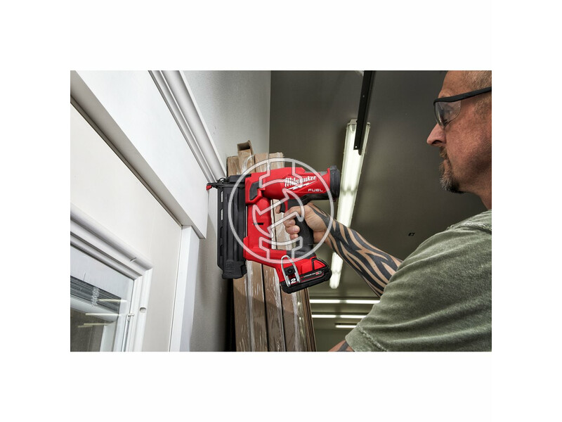 milwaukee_m18_fn18gs_202x_fuel_akkus_finiselo_szogbelovo_2_x_20_ah_li_ion_akkuval_10.jpg 4933471407