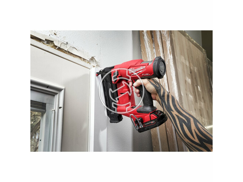 milwaukee_m18_fn18gs_202x_fuel_akkus_finiselo_szogbelovo_2_x_20_ah_li_ion_akkuval_11.jpg 4933471407