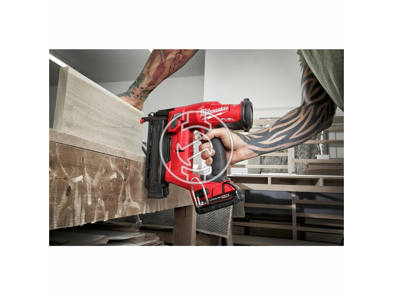 milwaukee_m18_fn18gs_202x_fuel_akkus_finiselo_szogbelovo_2_x_20_ah_li_ion_akkuval_6.jpg 4933471407