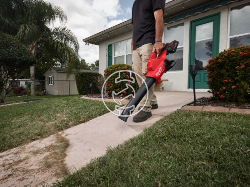 Milwaukee M18F2BL-802 akkus lombfúvó