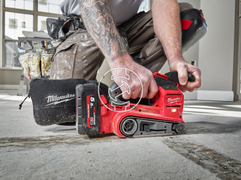 Milwaukee M18FBTS75-552X 75 mm-es akkus szalagcsiszoló