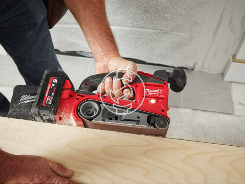 Milwaukee M18FBTS75-552X 75 mm-es akkus szalagcsiszoló