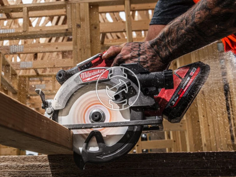 Milwaukee M18FCS552-0 akkus körfűrész