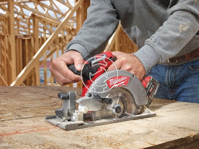 Milwaukee M18FCS552-0 akkus körfűrész