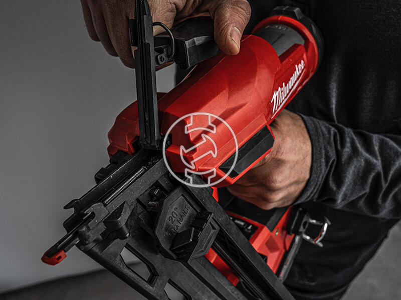 Milwaukee M18FN16GA-202X 16 GA akkus szerkezeti szegező