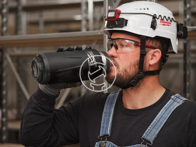 Milwaukee Packout kulacs 1065 ml Fekete