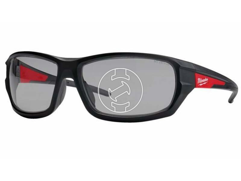 Milwaukee Performance védőszemüveg színesített lencsével (füst) 48 db