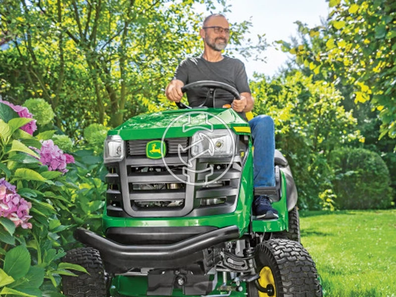 John Deere X167R benzinmotoros fűnyíró traktor