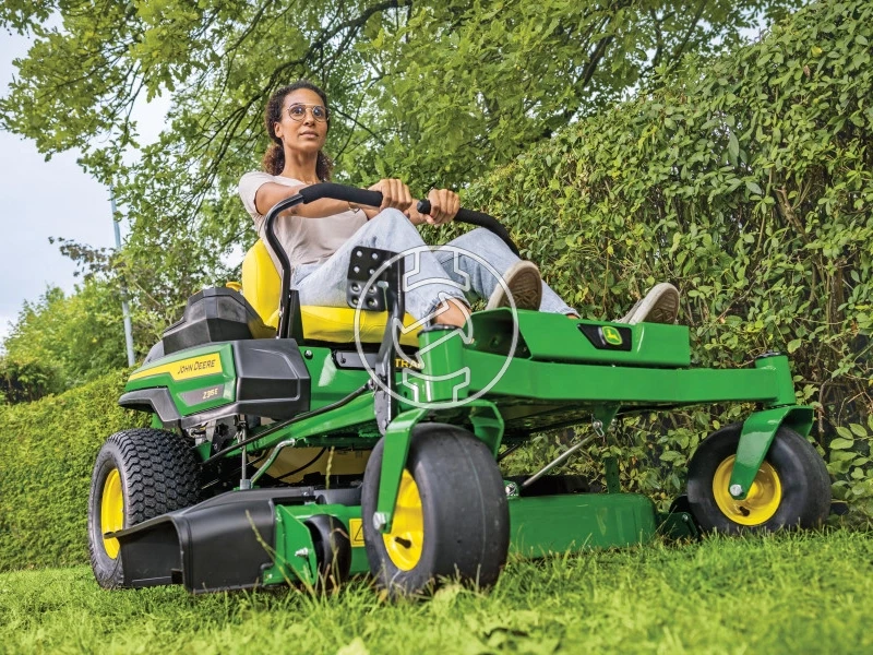John Deere Z315E benzinmotoros fűnyíró traktor