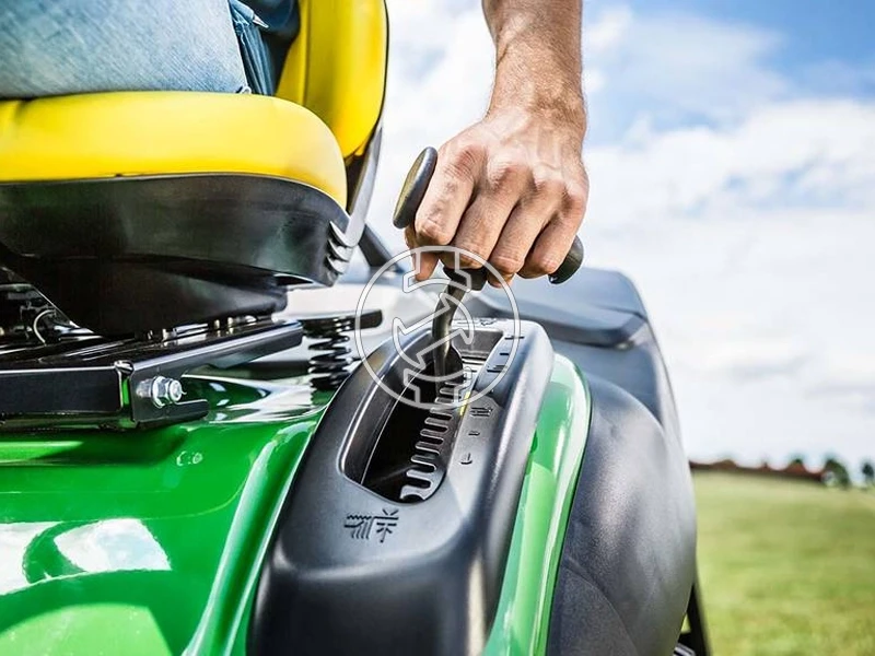 John Deere X167R benzinmotoros fűnyíró traktor
