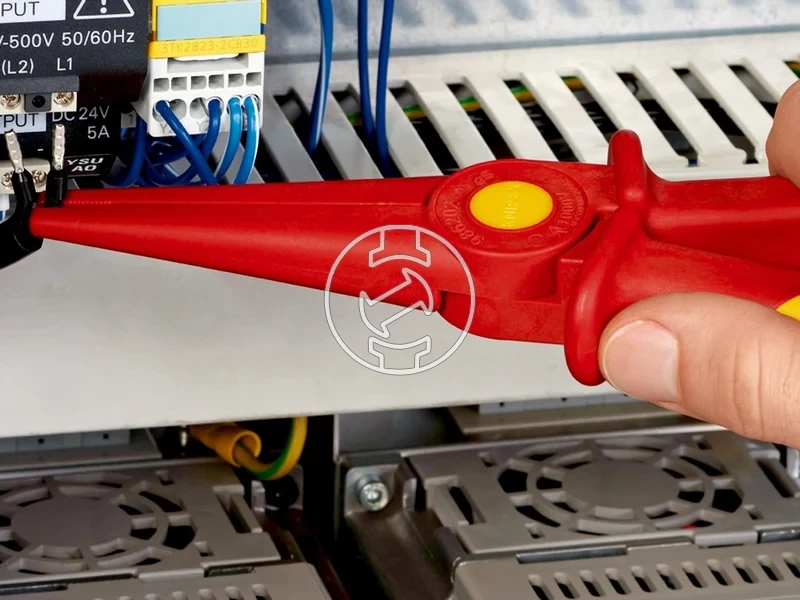 Kép: PLIERS FROM PLASTICS.webp