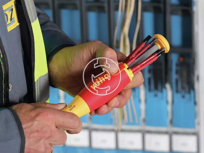 Wiha LiftUp szigetelt multibit csavarhúzó SB 2831-09020