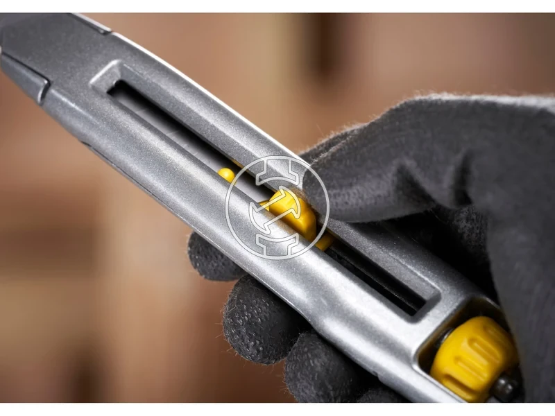 Kép: Stanley tapeta vago 18 mm 5 pengevel_3.webp