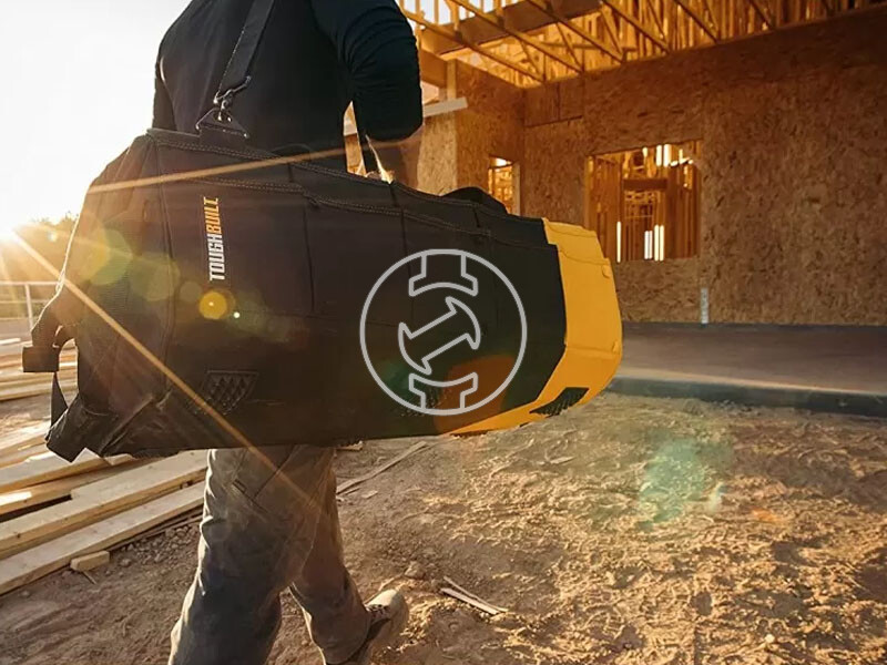 Toughbuilt 66 cm-es zárható szerszámostáska