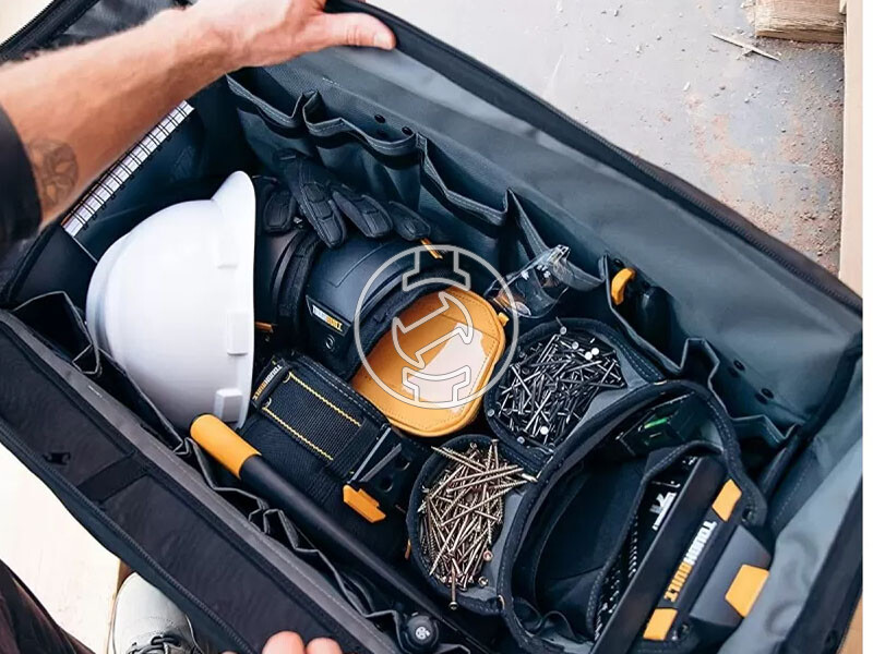 Toughbuilt 66 cm-es zárható szerszámostáska