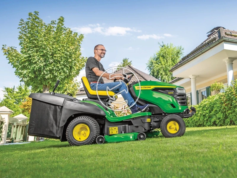 John Deere X167R benzinmotoros fűnyíró traktor