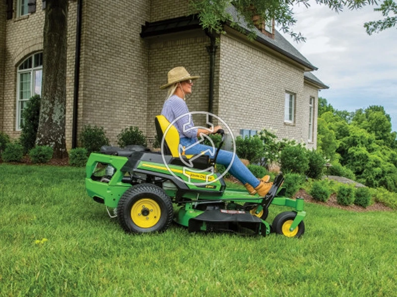 John Deere Z315E benzinmotoros fűnyíró traktor