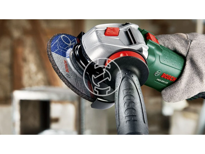 Bosch UniversalGrind 850-125 elektromos sarokcsiszoló + 2 db vágótárcsa + 1 db csiszolót.