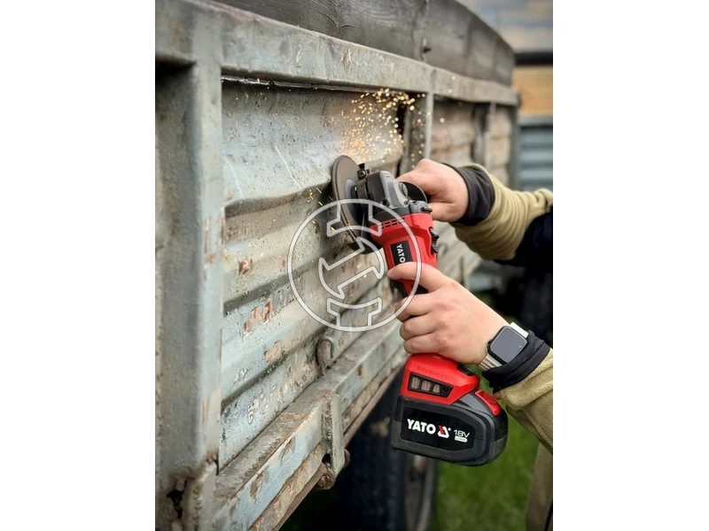 Kép: Yato akkus sarokcsiszlo 18 V 125 mm 2 x 40 Ah akksi tolto.webp