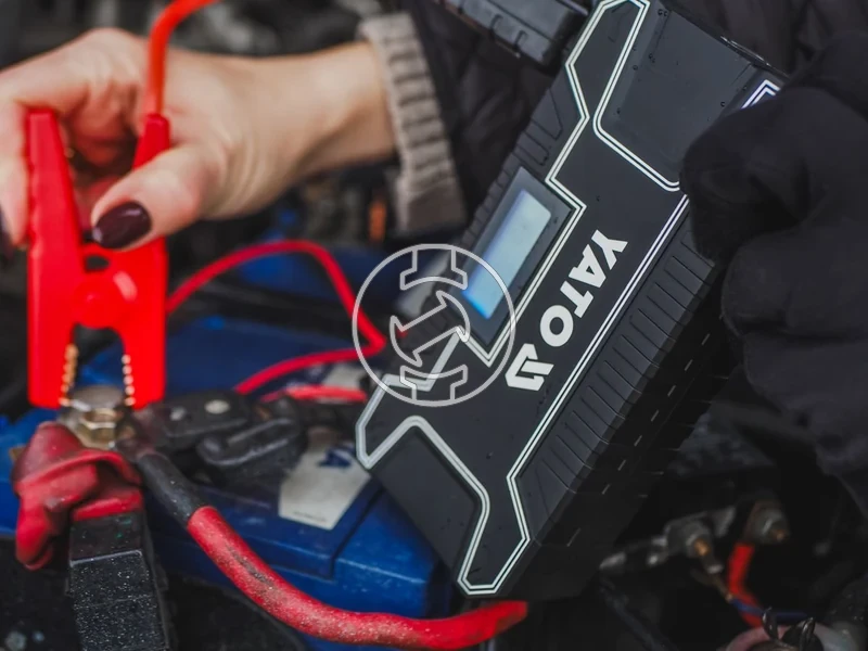 Kép: Yato YT-83082 incarcator si robot pornire auto 12000 mAh.webp