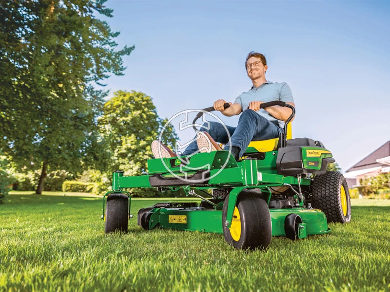 John Deere Z320M benzinmotoros fűnyíró traktor