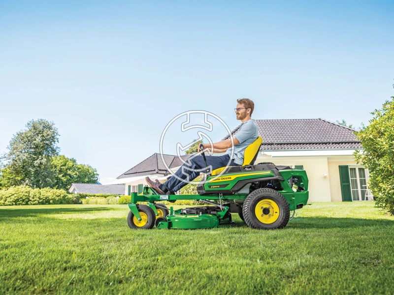 John Deere Z320M benzinmotoros fűnyíró traktor