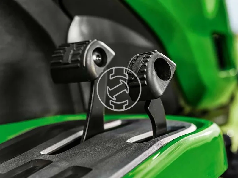 John Deere X167R benzinmotoros fűnyíró traktor