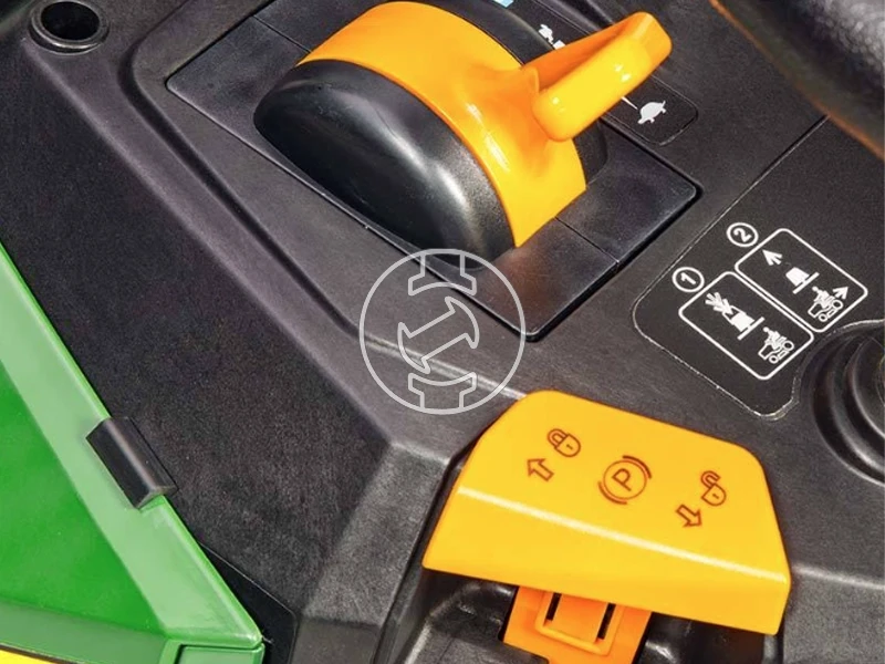 John Deere X167 benzinmotoros fűnyíró traktor